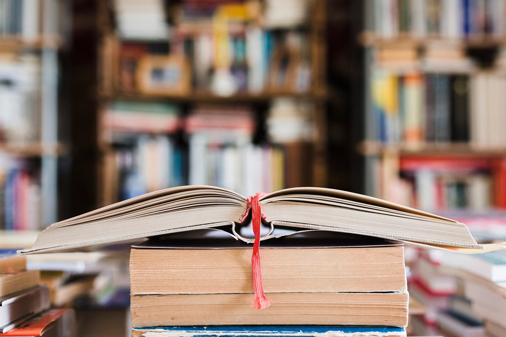 Pile books bookstore 23 2148213797